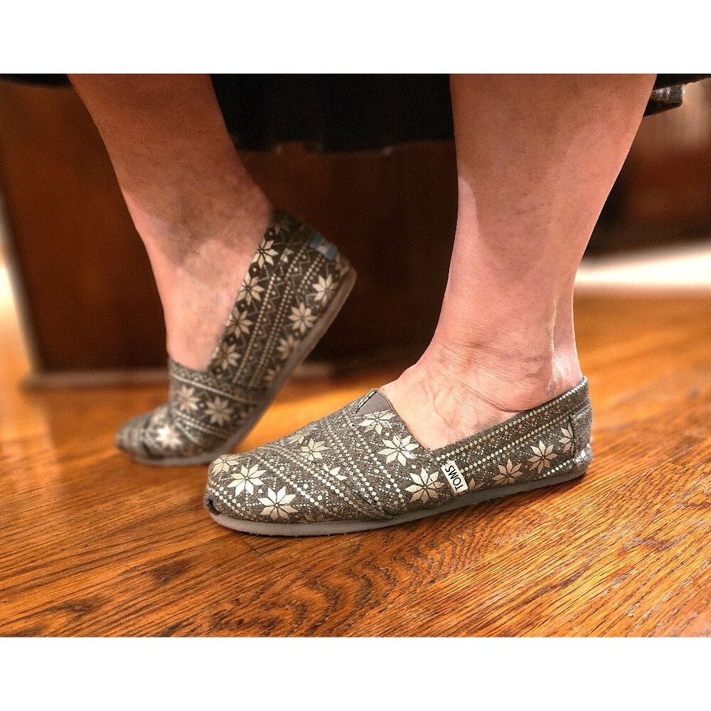 TOMS Ltd Ed Snowflake Poinsettia/Gray-Silver Metallic Winter Flats Sz 9